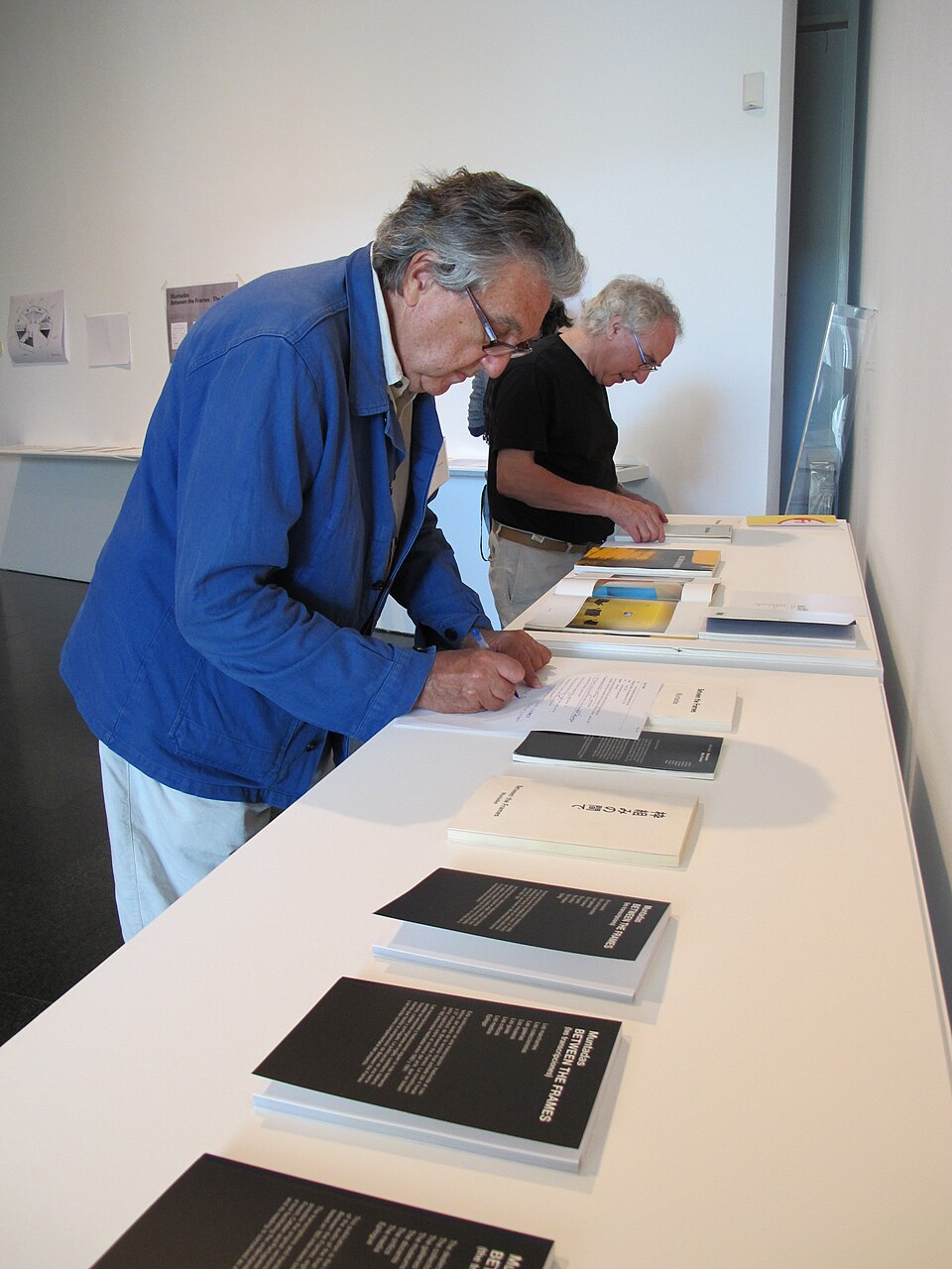 Antoni Muntadas i Enric Franch durante el montaje de Between the Frames: The Forum en el MACBA (2011)